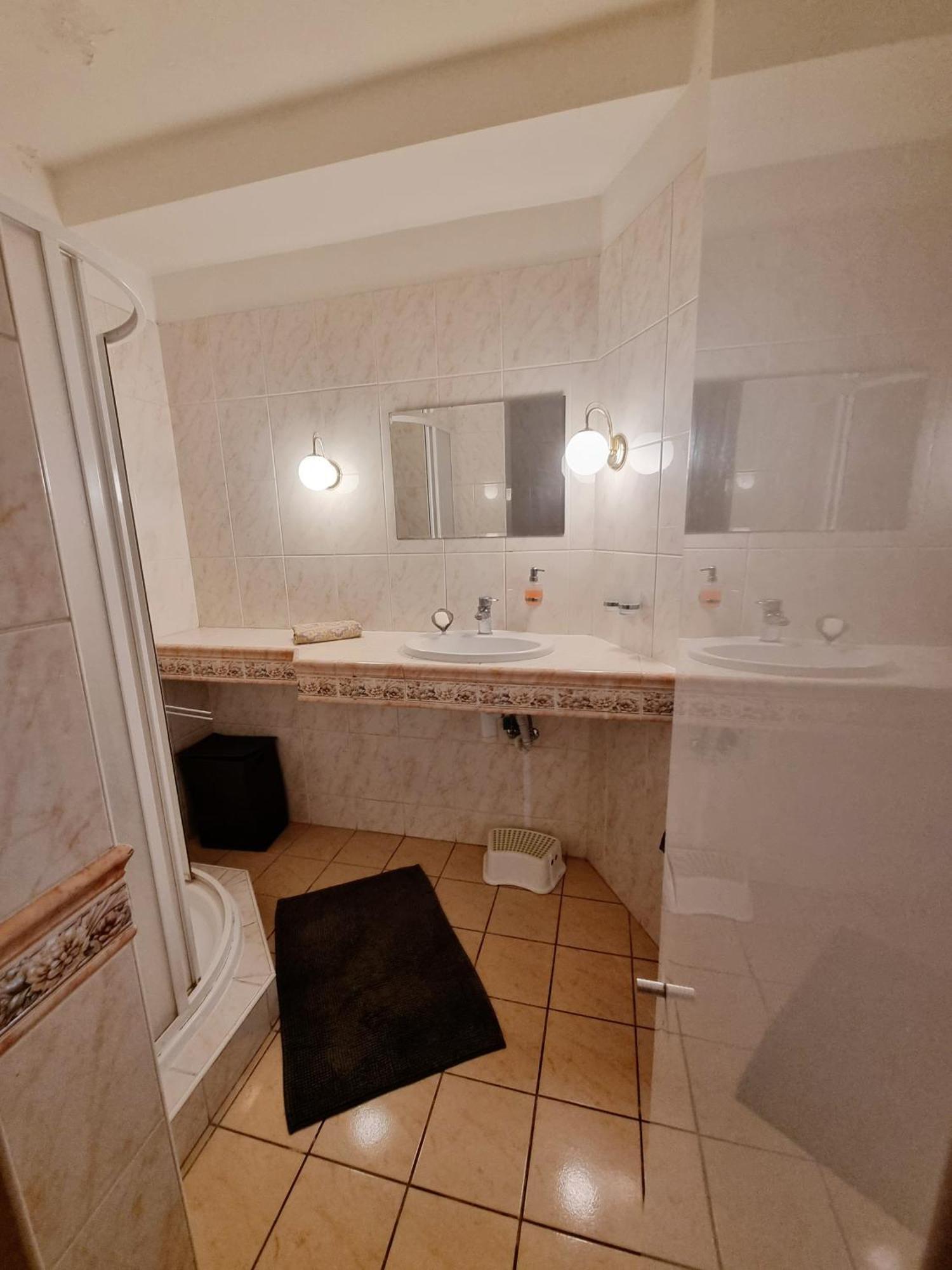 Big 4 Room Huge Apartment ブラチスラヴァ エクステリア 写真