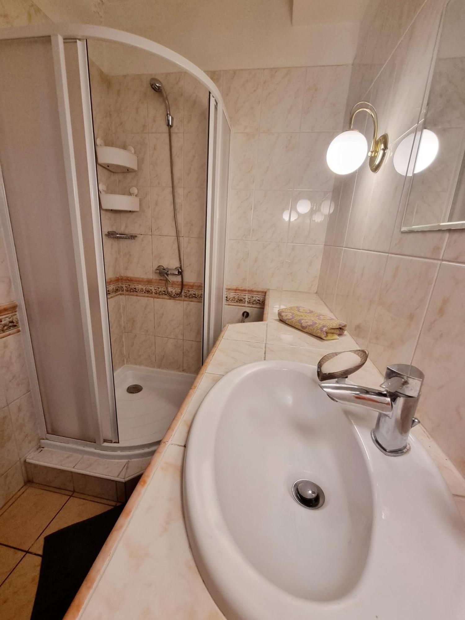 Big 4 Room Huge Apartment ブラチスラヴァ エクステリア 写真